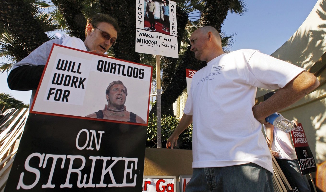 Så här såg det ut senaste gången Hollywood gick ut i strejk. Manusförfattare går strejkvakt utanför filmbolaget Paramount 2007. Foto: Damian Dovarganes/AP/TT