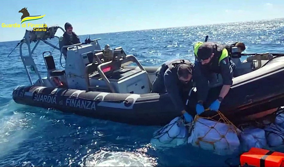 De drygt två ton kokain som påträffats i Medelhavet av italienska myndigheter uppges vara ett rekordfynd. Foto: Guardia di Finanza