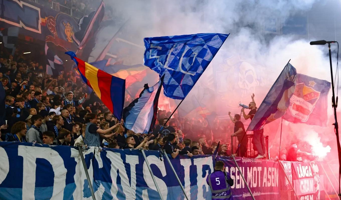 Djurgårdens supportrar under den allsvenska premiärmatchen mot Brommapojkarna. Det blir allt vanligare med bengaler på fotbollsläktarna.Foto: Sttefan Jerrevång/TT