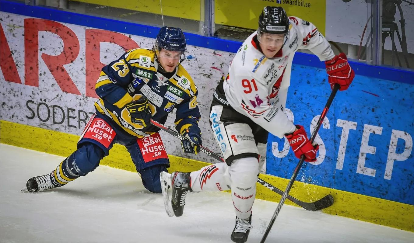 Vita Hästens Linus Andersson och Södertäljes Bobo Petersson kämpar om pucken under en match i hockeyallsvenskan mellan lagen i Scaniarinken.Foto: Henrik Montgomery/TT