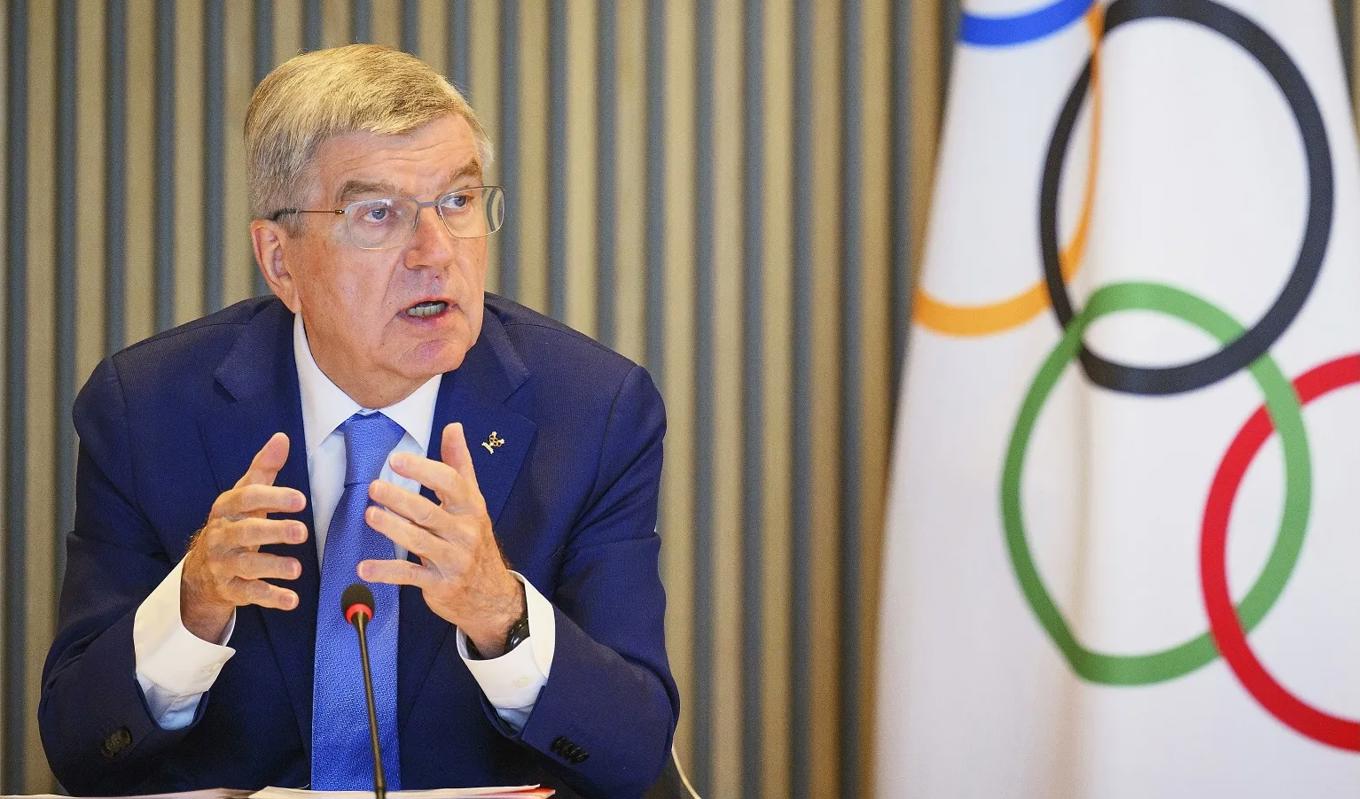 IOK:s ordförande Thomas Bach meddelar i höst om ryska och belarusiska idrottare tillåts delta i OS 2024 eller inte.Foto: Laurent Gillieron/AP/TT