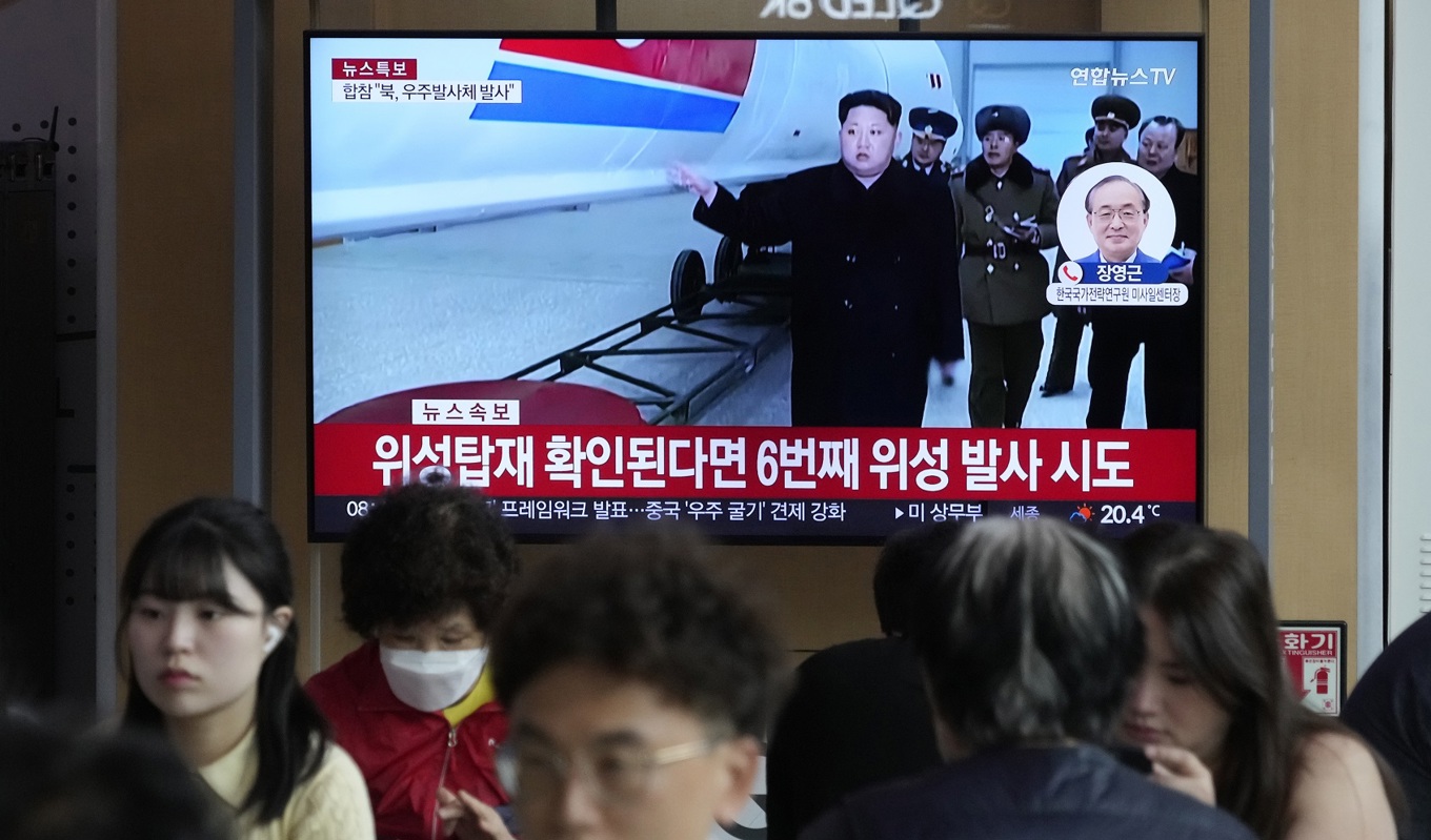 En tv-skärm på Seouls tågstation visar Nordkoreas ledare Kim Jong-Un. Nordkorea meddelade på onsdagen att en uppskjutning av en spionsatellit misslyckats. Foto: Ahn Young-Joon/AP/TT