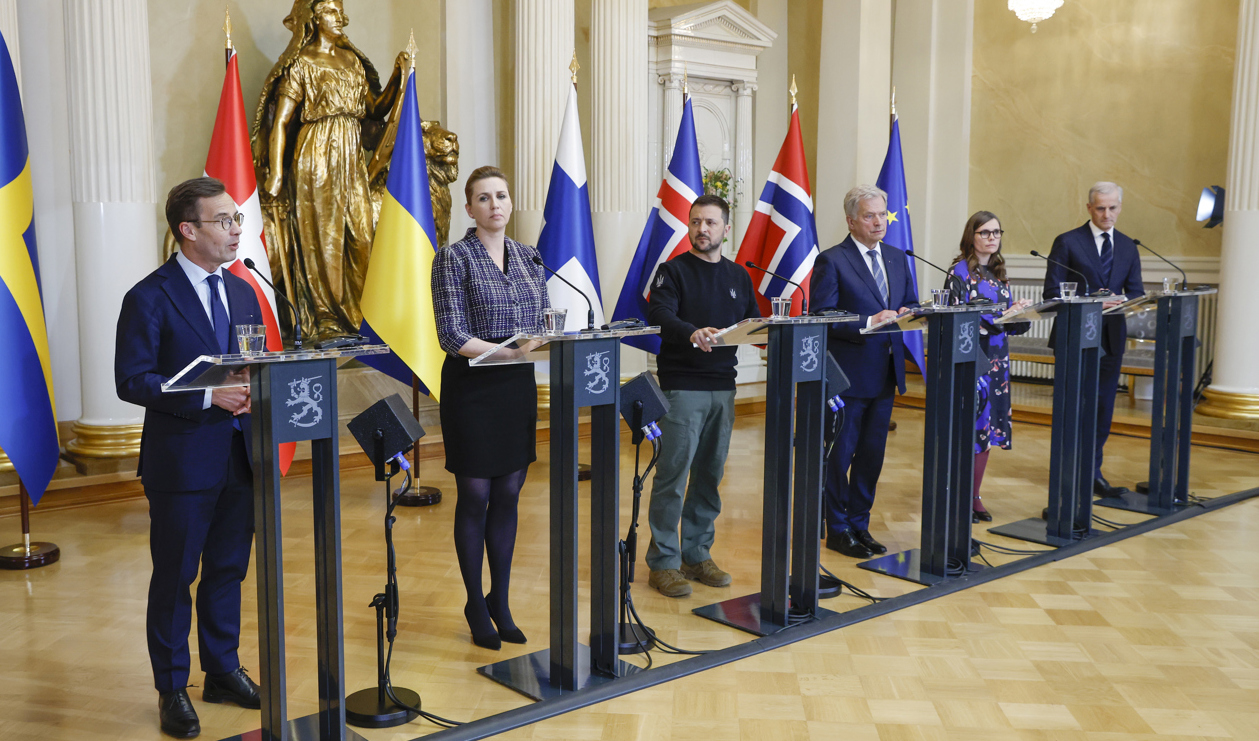 Från vänster Sveriges statsminister Ulf Kristersson, Danmarks statsminister Mette Frederiksen, Ukrainas president Volodymyr Zelenskyj, Finlands president Sauli Niinistö, Islands statsminister Katrín Jakobsdóttir och Norges statsminister Jonas Gahr Støre på en gemensam pressträff i Helsingfors. Foto: Christine Olsson/TT