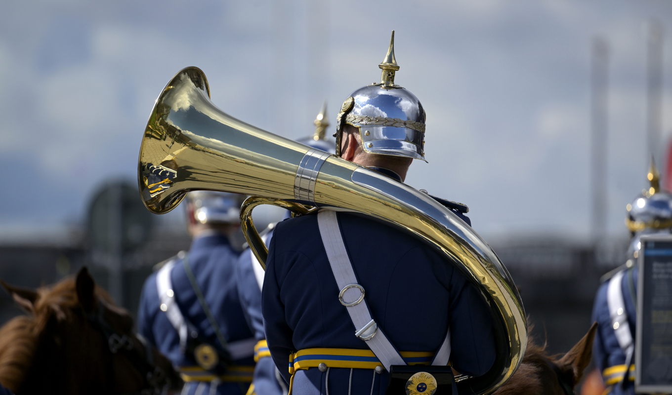 Den beridna högvakten passerar med sina spetsiga paradhjälmar och uniformer från 1800-talet, på Strömgatan på sin väg mot Stockholms slott. Foto: Janerik Henriksson/TT