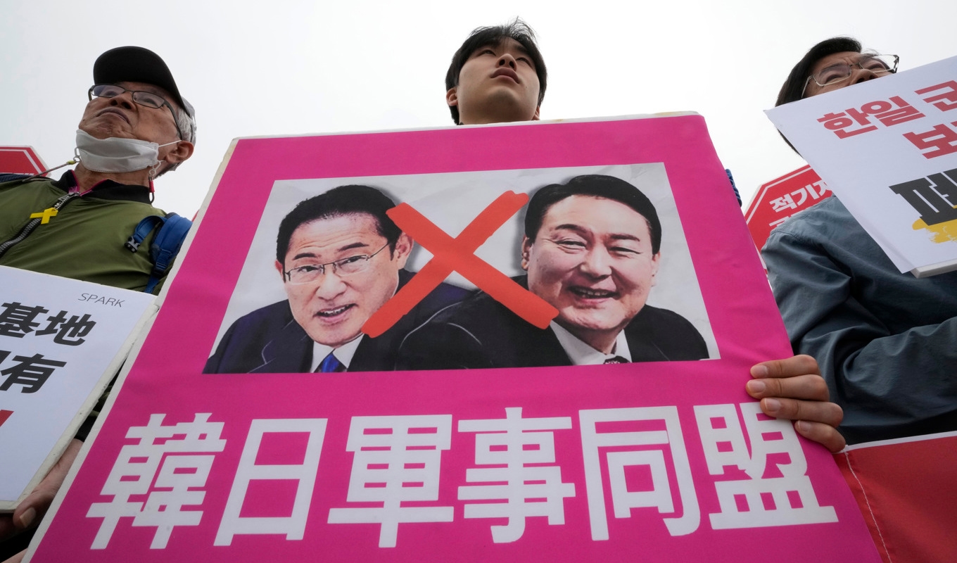 Demonstranter utanför presidentens kansli i Seoul motsätter sig Fumio Kishidas besök hos Yoon Suk Yeol under söndagen. Foto: Ahn Young-Joon/AP/TT
