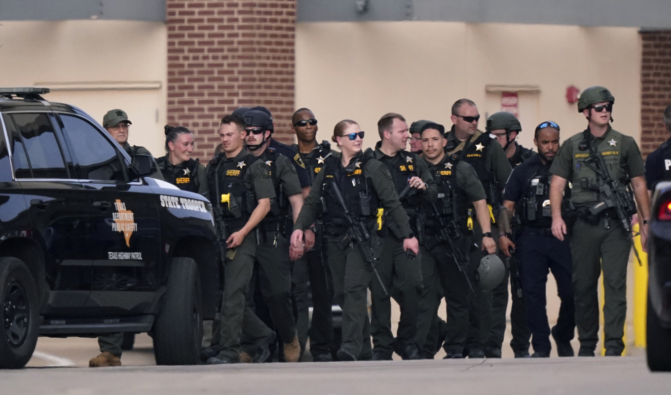 Poliser utanför köpcentrumet i Allen utanför Dallas där en ensam gärningsman sköt flera personer till döds på lördagseftermiddagen, lokal tid. Foto: LM Otero/AP/TT