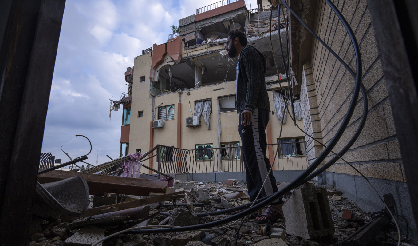 En palestinsk man inspekterar skadorna på det hus han bor i efter att israeliska stridsflyg på tisdagen genomfört räder mot bostäder i Gaza City i syfte att komma åt tre ledare inom den väpnade gruppen Islamiska jihad. Foto: Fatima Shbair/AP/TT