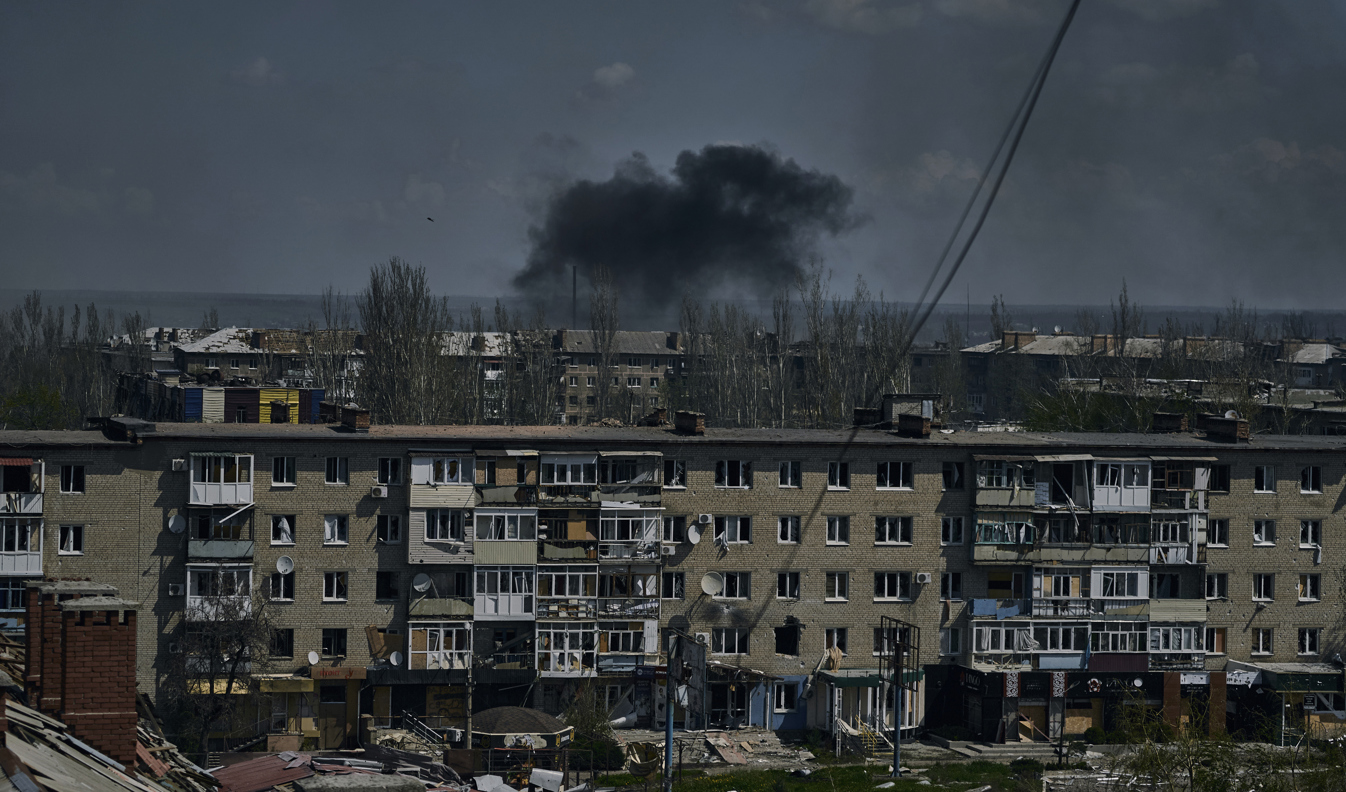 Rök över bostadshus i Bachmut. Bild från april i år. Foto: Libkos/AP/TT