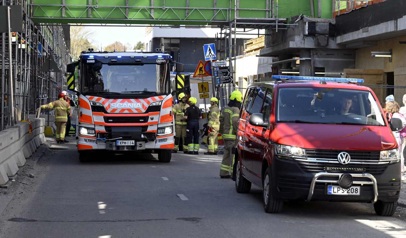 Räddningstjänst vid olycksplatsen i Hagalund i Esbo. Många skolbarn skadades när gångbrons golv kollapsade. Foto: Jussi Nukari/AFP/TT