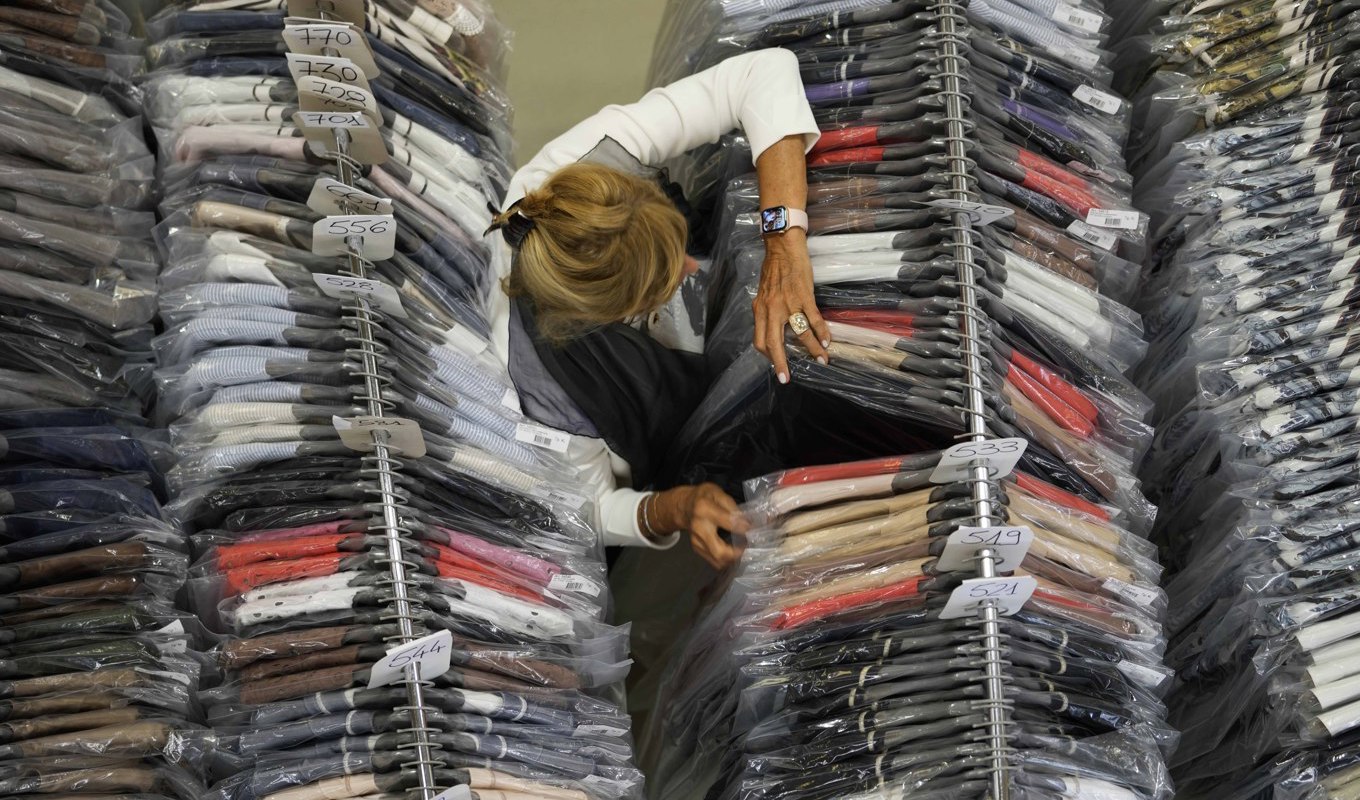 Det ser ut att bli ett EU-förbud mot att förstöra osålda kläder. Arkivbild Foto: Luca Bruno AP/TT
