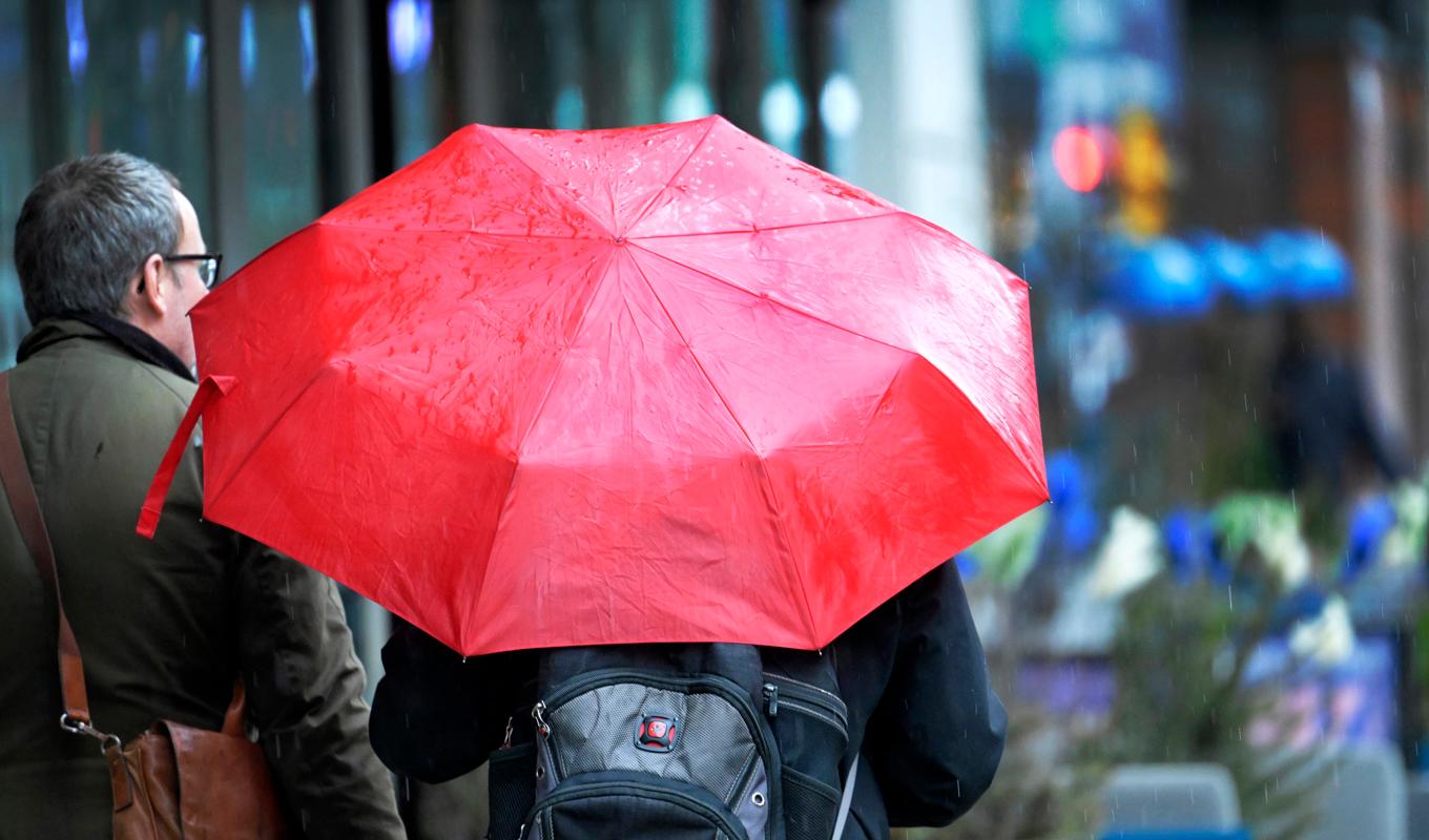 Rota fram paraplyet - under tisdagen drar två lågtryck med regnmoln och svalare luft in över landet. Arkivbild. Foto: Janerik Henriksson/TT