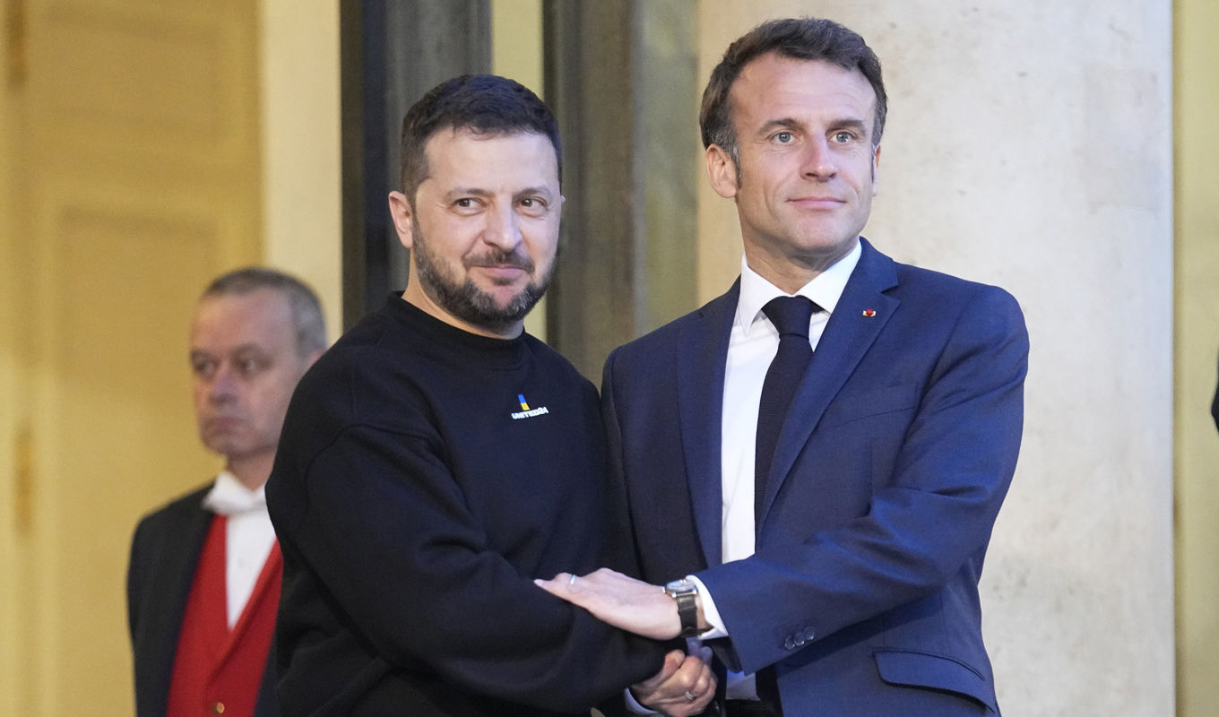 Frankrikes President Emmanuel Macron välkomnade Ukrainas president Volodymyr Zelenskyj vid Élyséepalatset i Paris på söndagen. Foto: Michel Euler/AP/TT