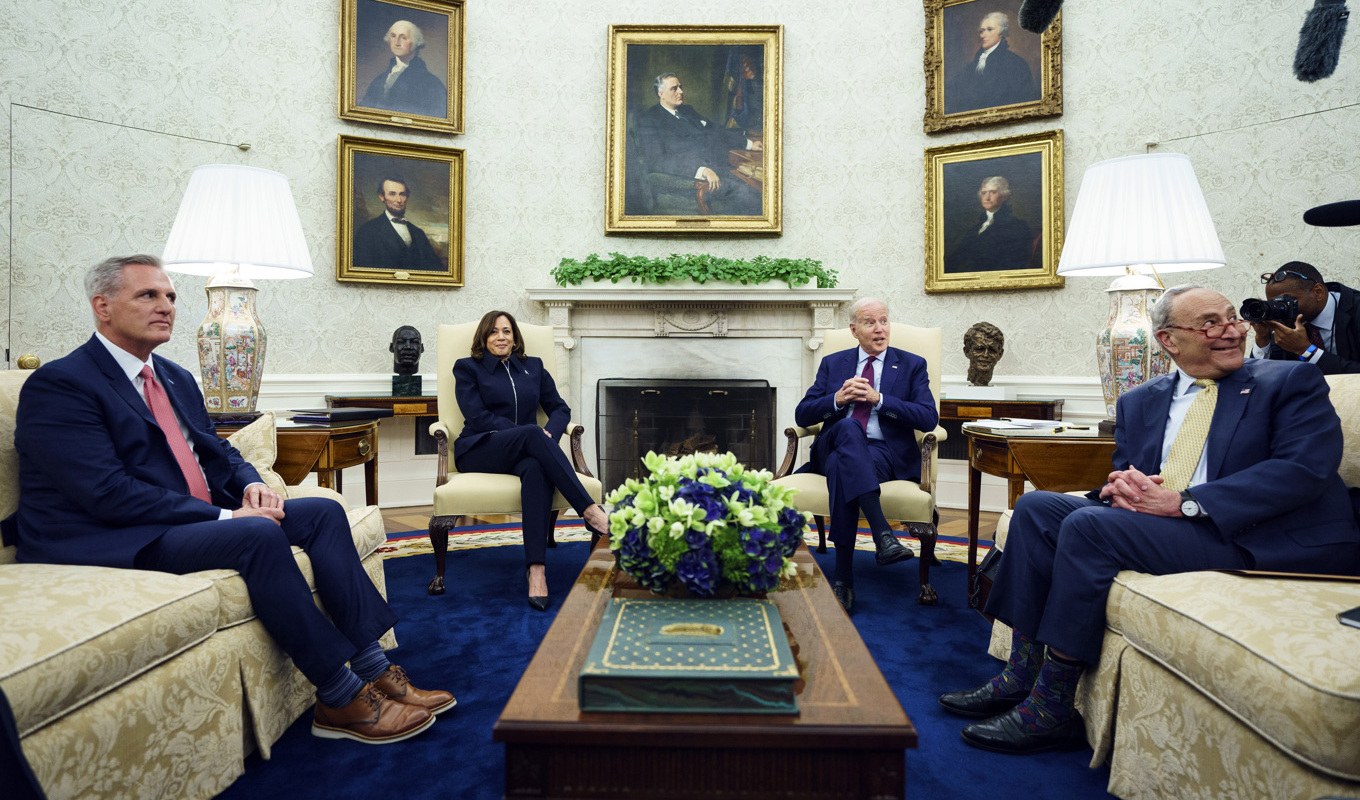 USA:s president Joe Biden håller möte i Ovala rummet med representanthusets republikanske ledare Kevin McCarthy, längst till vänster, vicepresident Kamala Harris och senatens ledare, demokraten Chuck Schumer, längst till höger. Ämnet är USA:s skuldtak. Foto: Evan Vucci/AP/TT