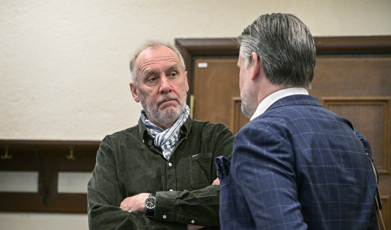 Håkan Nesser tillsammans med sin advokat Conny Cedermark under rättegången i Stockholms tingsrätt. Arkivbild. Foto: Anders Wiklund/TT
