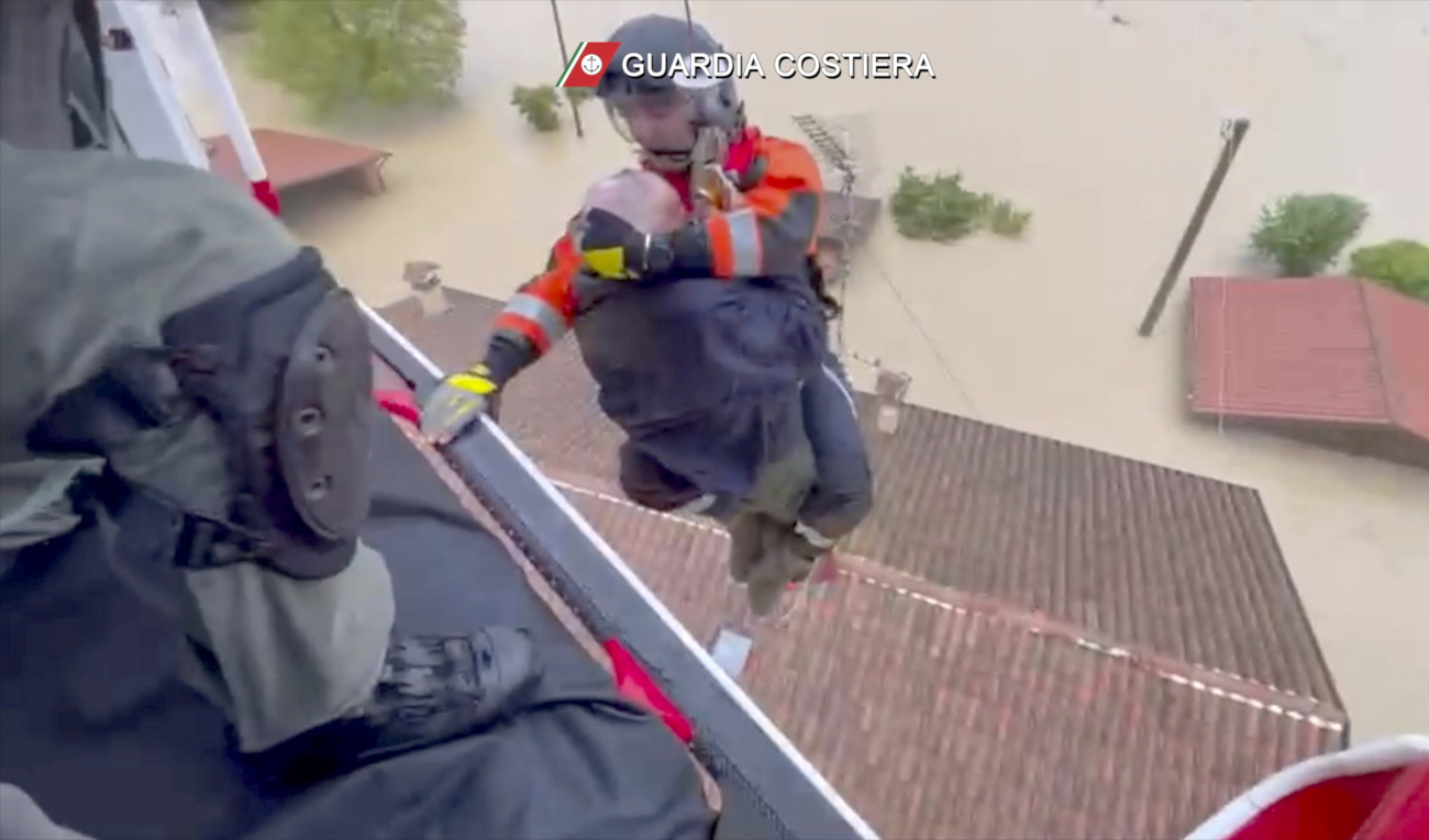 Italienska kustbevakningen har hjälpt till att evakuera boende från översvämmade områden. Foto: Italiens kustbevakning/AP/TT