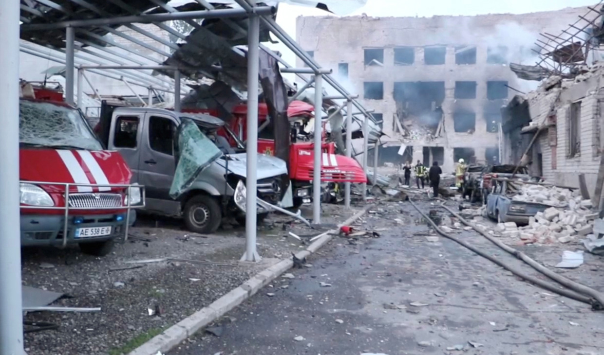 Förstörelse efter att en eller flera robotar slagit ned i en brandstation i Dnipro under natten till måndagen. Foto: Ukrainas statliga räddningstjänst via Reuters/TT