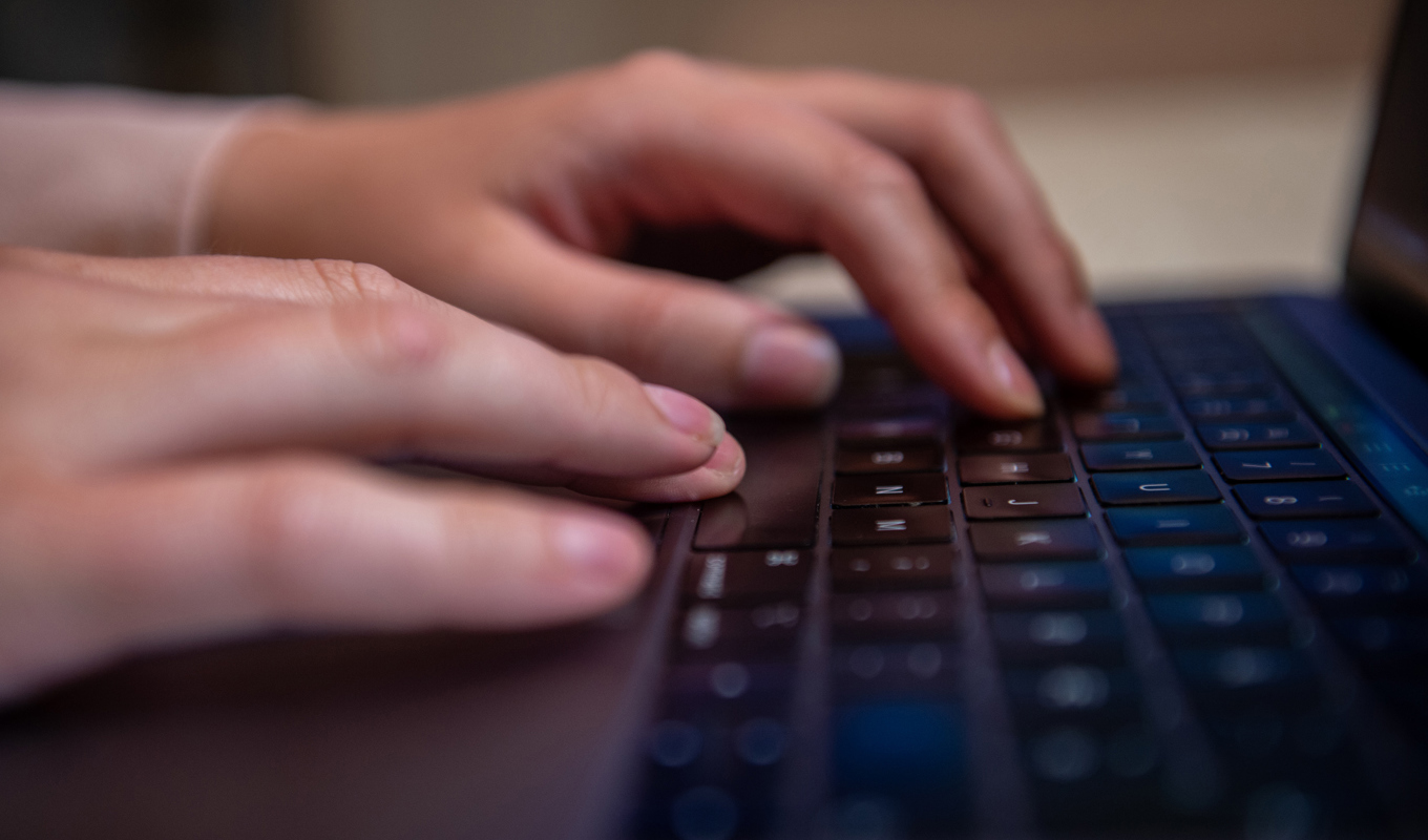 Kvinnan skickade mejl från jobbkontot till sitt privata konto. Arkivbild. Foto: Annika Byrde/NTB/TT