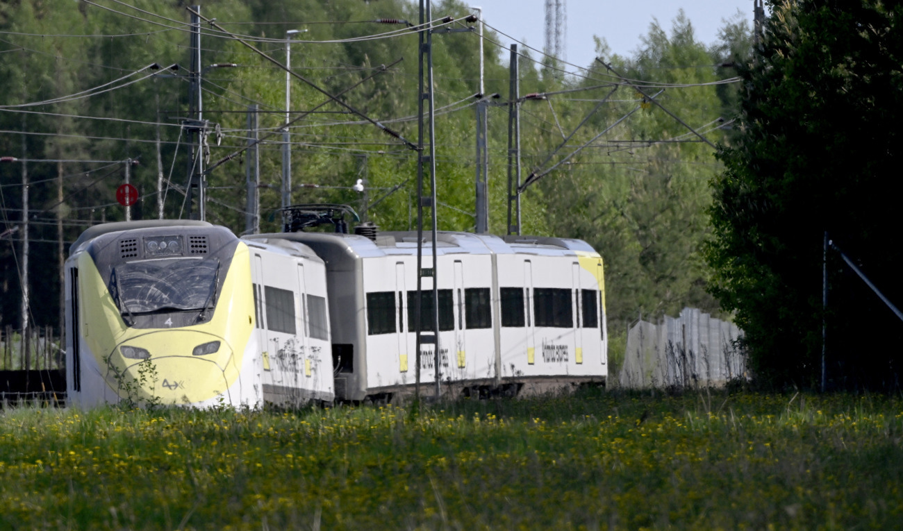 Ett Arlanda express-tåg spårade tidigt på lördagsmorgonen ur vid Blackvreten tågdepå i höjd med Arlanda stad. Foto: Pontus Lundahl / TT