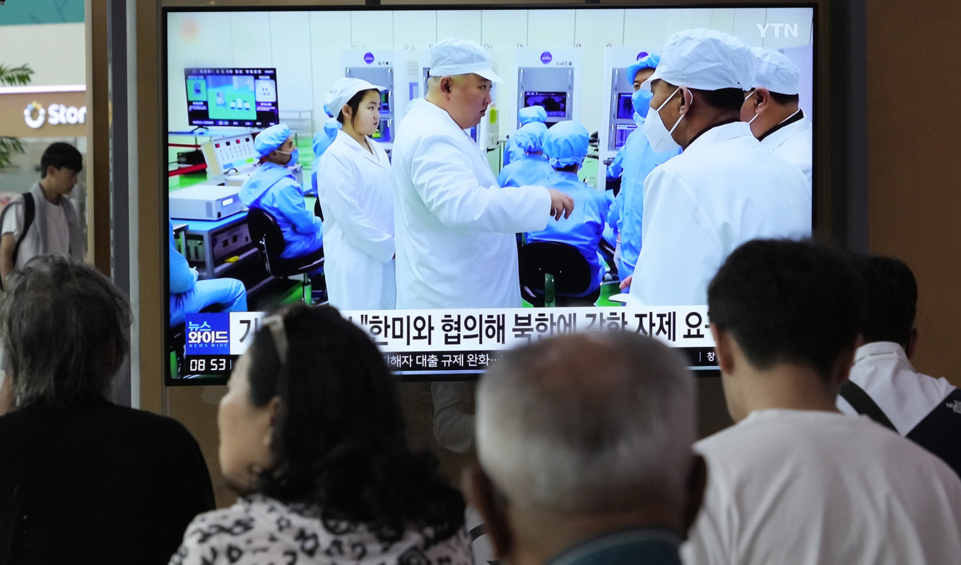 Kim Jong-Un på nyheterna i sydkoreansk tv, här på skärm vid järnvägsstationen i Seoul. Foto: Ahn Young-Joon/AP/TT