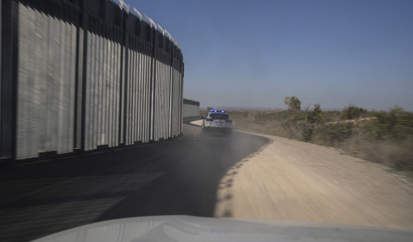 En mur markerar gränsen mellan Grekland och Turkiet. Arkivbild. Foto: Petros Giannakouris/AP/TT