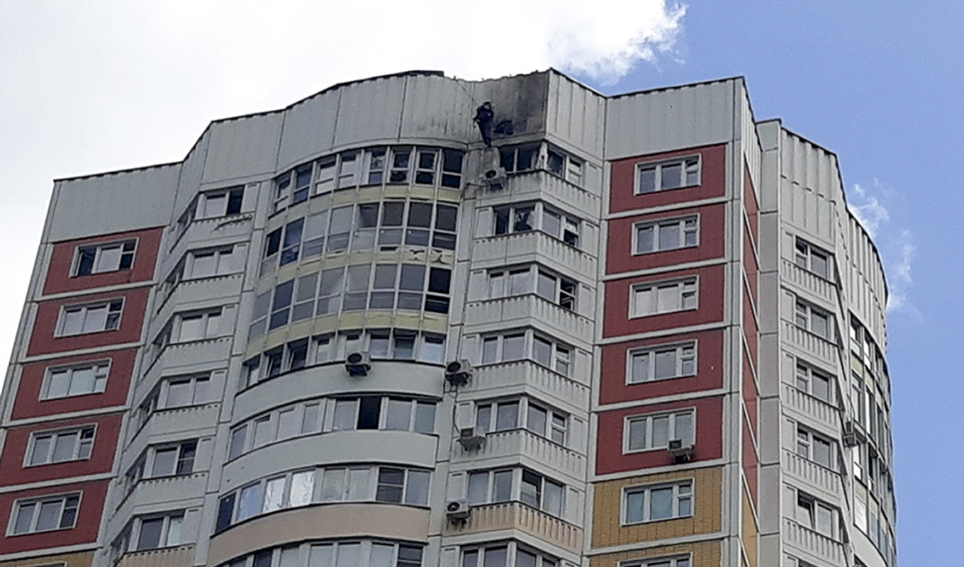 En skada undersöks på tisdagen efter en drönarattack i Moskva, som Ryssland hävdar kom från Ukraina. Foto: AP/TT