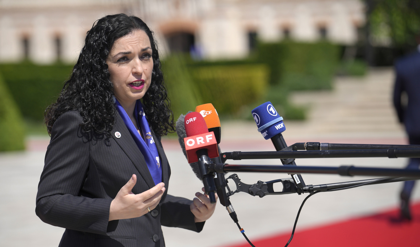 Kosovos president Vjosa Osmani är skarpt kritisk mot Serbiens president Aleksandar Vucic i samband med EPG-mötet i Moldavien. Foto: Vadim Ghirda/AP/TT