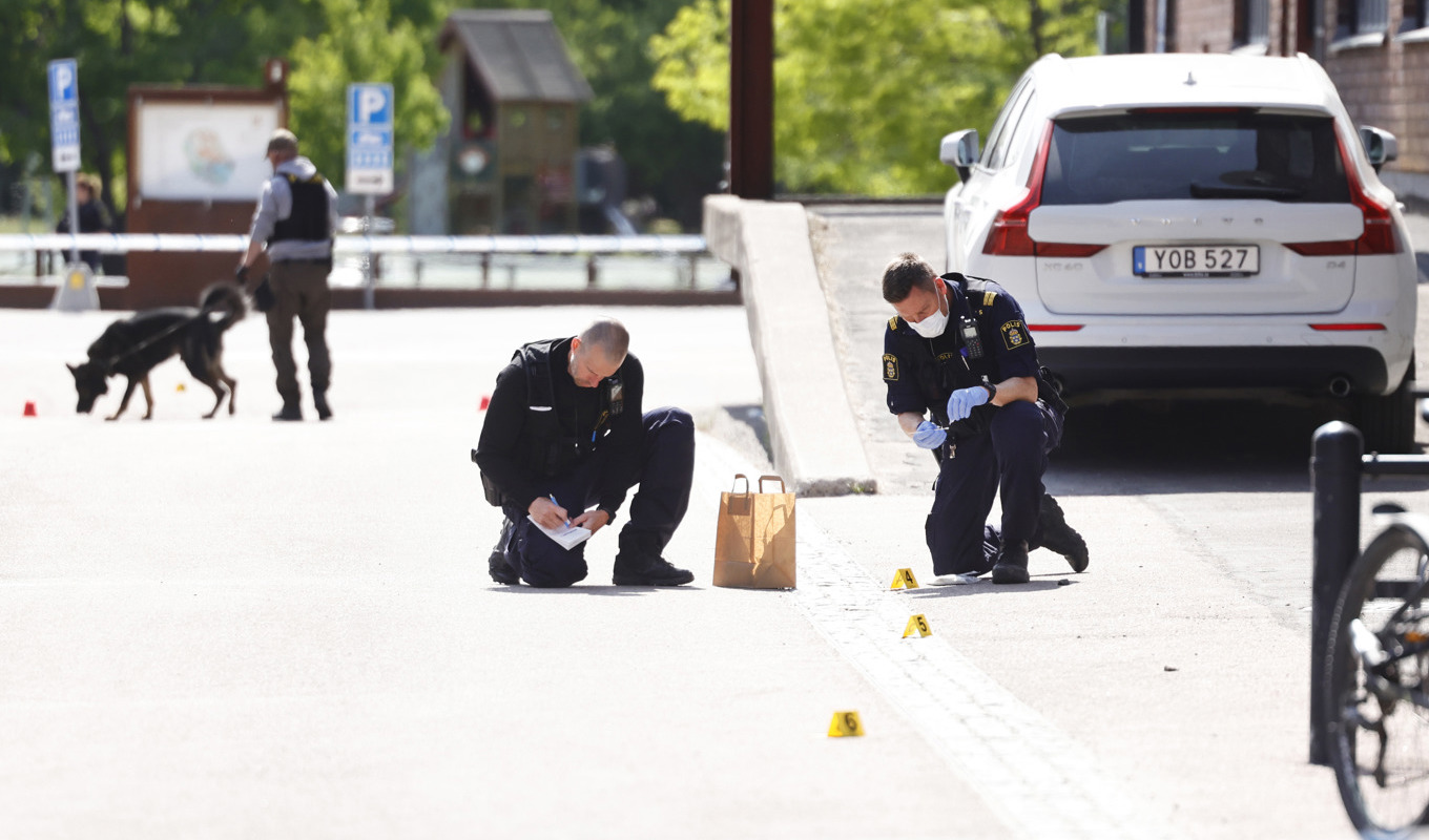Under torsdagen pågick en stor polisinsats vid Munktellarenan i Eskilstuna där fyra tonåringar knivskadades vid ett bråk. Foto: Stefan Jerrevång/TT