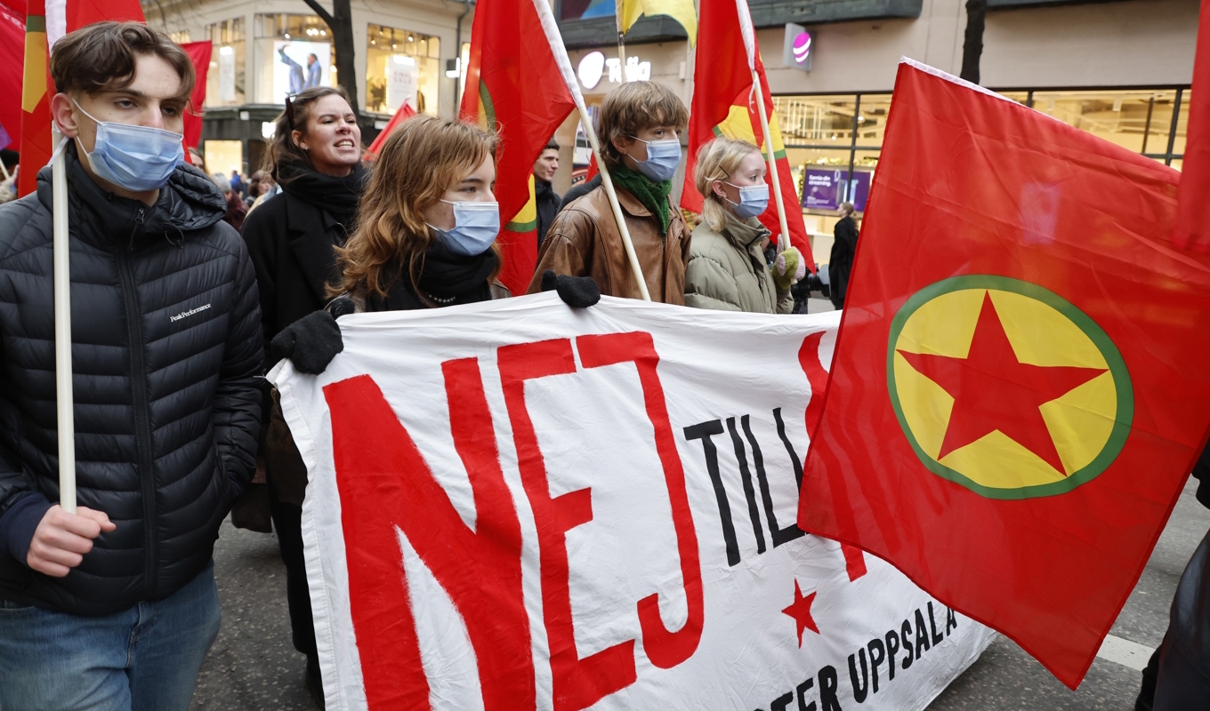 PKK-flaggor vid en tidigare demonstration mot Nato i Stockholm. Arkivbild. Foto: Christine Olsson/TT