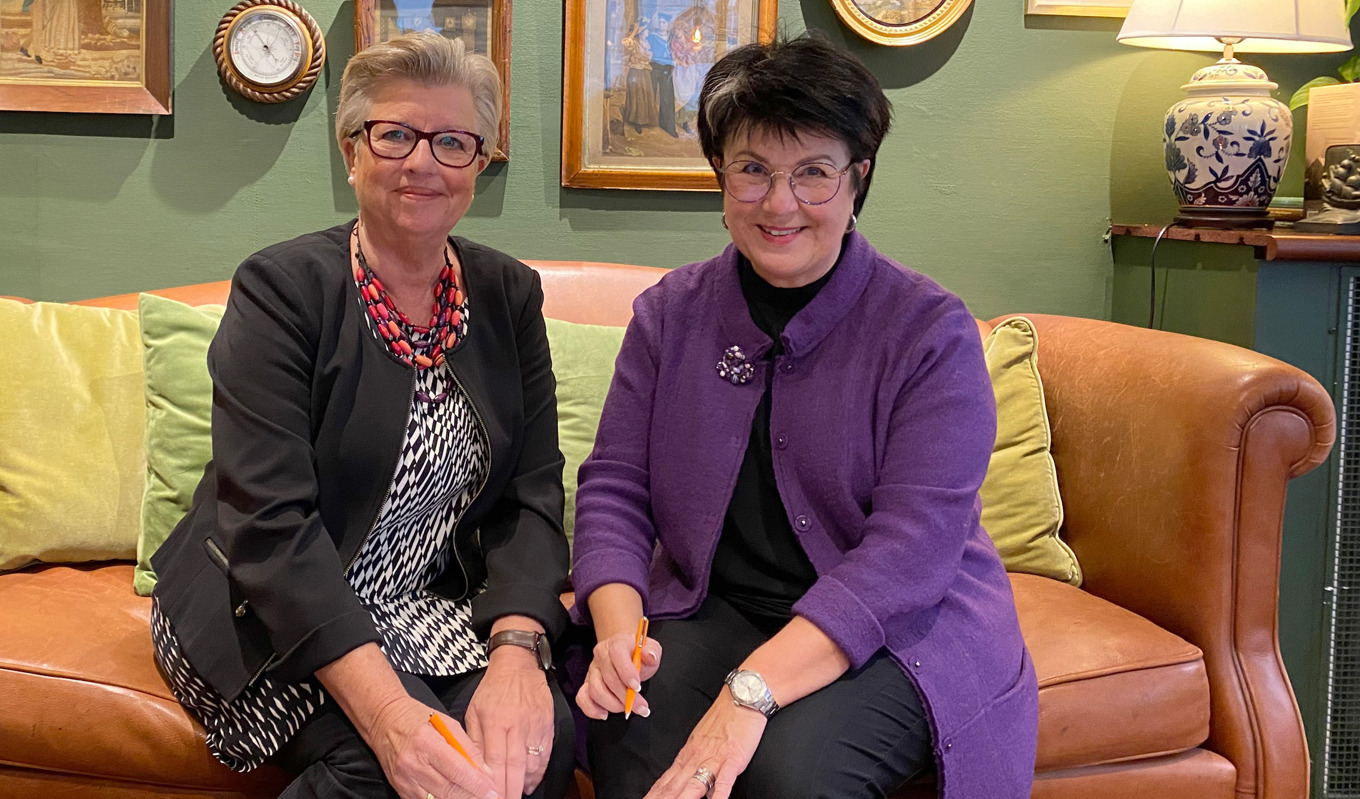 Christina Palm, ordförande i Sällskapet för folkundervisningens befrämjande och Eva-Lis Sirén, ordförande i Lärarstiftelsen. Foto: Malin Tufvesson