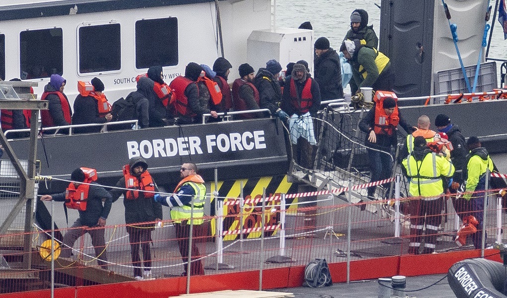 Migranter i Dover i England efter att ha plockats upp från Engelska kanalen den 6 mars 2023. Foto: Dan Kitwood/Getty Images