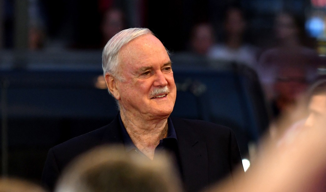 Skådespelaren John Cleese uppger att man tar bort en känslig scen ur ”Life of Brian” när den sätts upp som teater i London nästa år. Foto: Elvis Barukcic/AFP via Getty Images