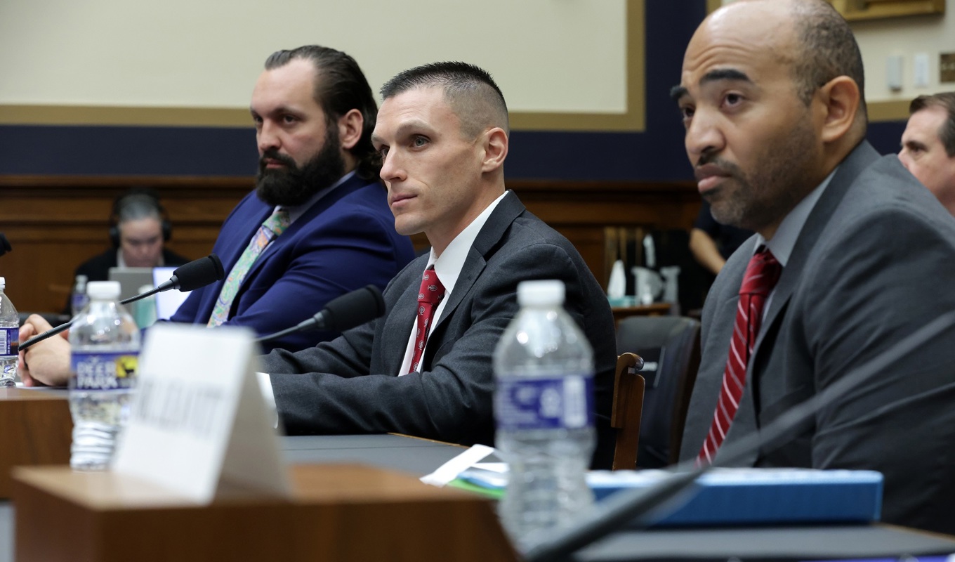 Avstängda FBI-agenten Garret O’Boyle, tidigare FBI-agenten Steve Friend och avstängda FBI-agenten Marcus Allen vittnade i samband med ett utskottsförhör i Kapitolium i amerikanska huvudstaden Washington DC den 18 maj 2023. Foto: Alex Wong/Getty Images