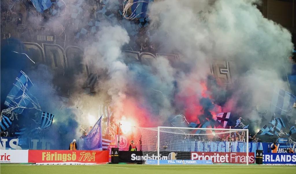 Bengaler och pyroteknik är för de flesta ett oönskat inslag i läktarkulturen.Foto: Nils Petter Nilsson/TT