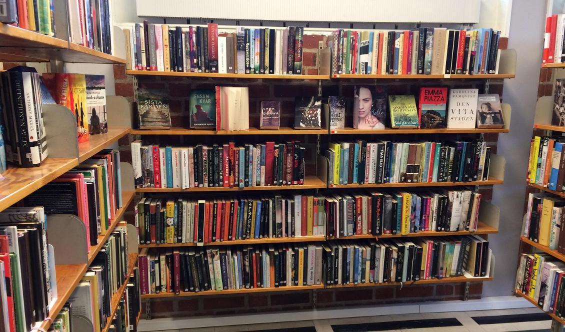 Högsbo bibliotek har hamnat i blickfånget efter att man gallrat ut böcker av författaren Lena Andersson. Foto: Tony Lingefors