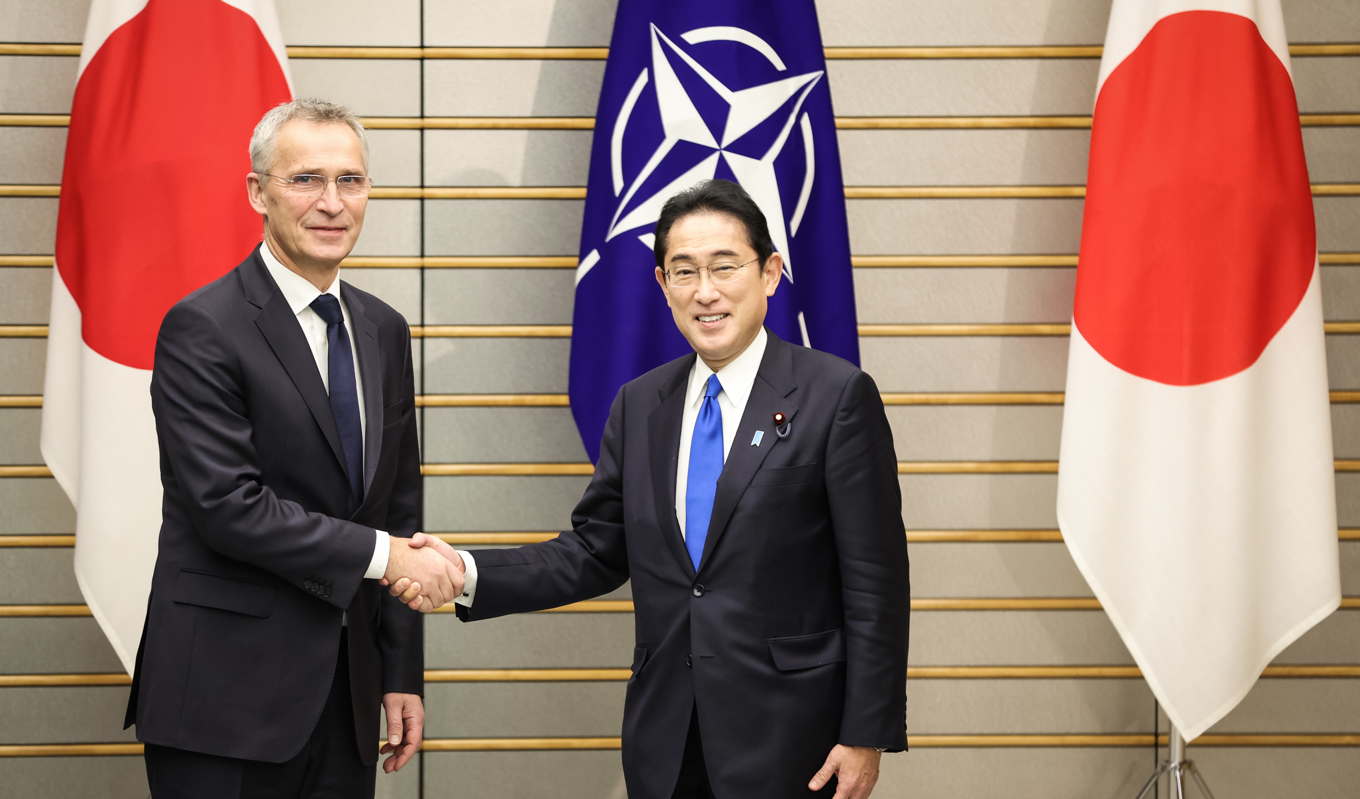 Natos generalsekreterare Jens Stoltenberg skakar hand med Japans premiärminister Fumio Kishida vid mötet i Tokyo den 31 januari.Foto: Takashi Aoyama/Getty Images