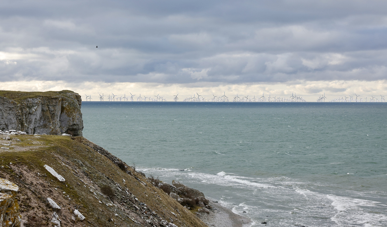 Vy från Hoburgen på södra Gotland med den planerade vindkraftsparken Aurora i sydväst. Parken är stor som en tredjedel av Gotlands yta. Bildmontage: Lars Jonsson