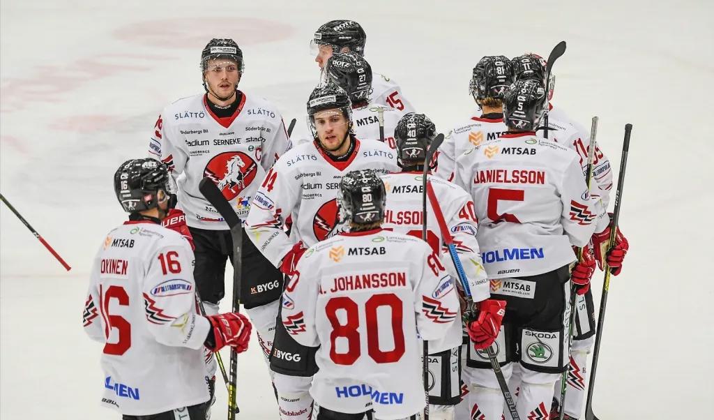 Vita Hästens spelare under en match mot Almtuna i Hockeyallsvenskan förra säsongen. Nästa säsong spelar klubben i Hockeytrean.Foto: Fredrik Sandberg/TT