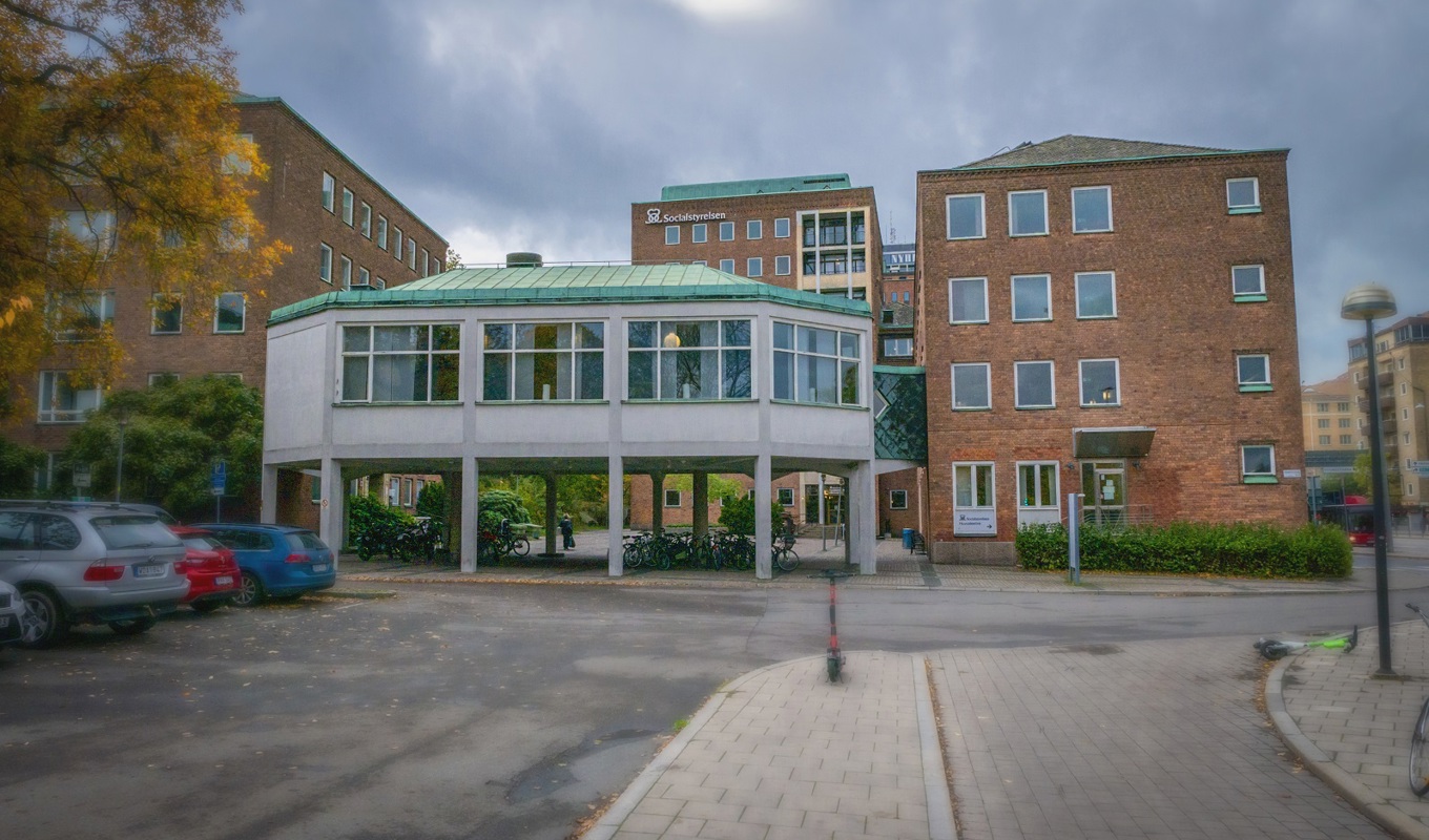 Socialstyrelsens kontor i Stockholm. Nu larmar myndigheten om att tusentals flickor i Sverige utsätts för könsstympning. Foto: Bilbo Lantto