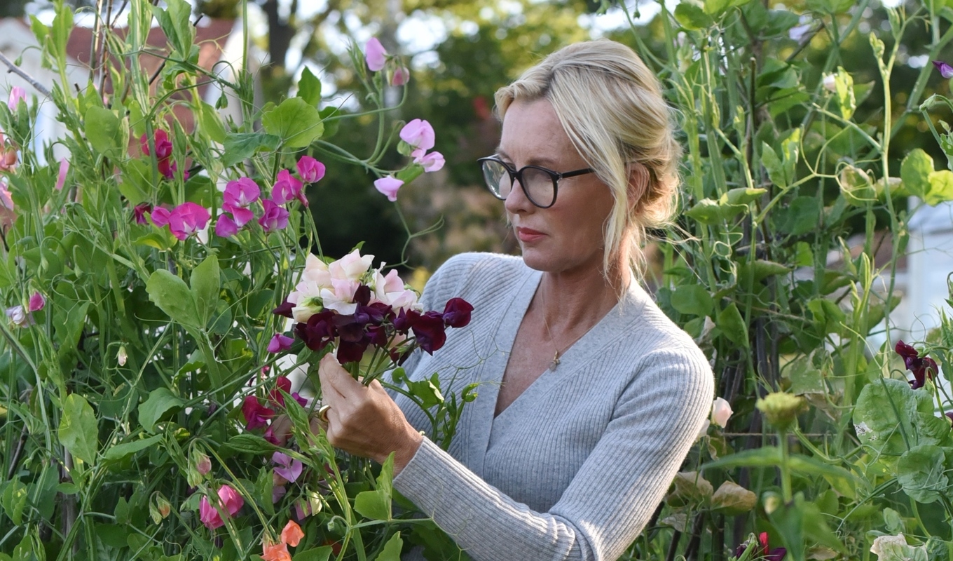 För Victoria Skoglund är den egna trädgården som ett eget rum som hjälper att befria henne från stress och prestation. Foto: Privat