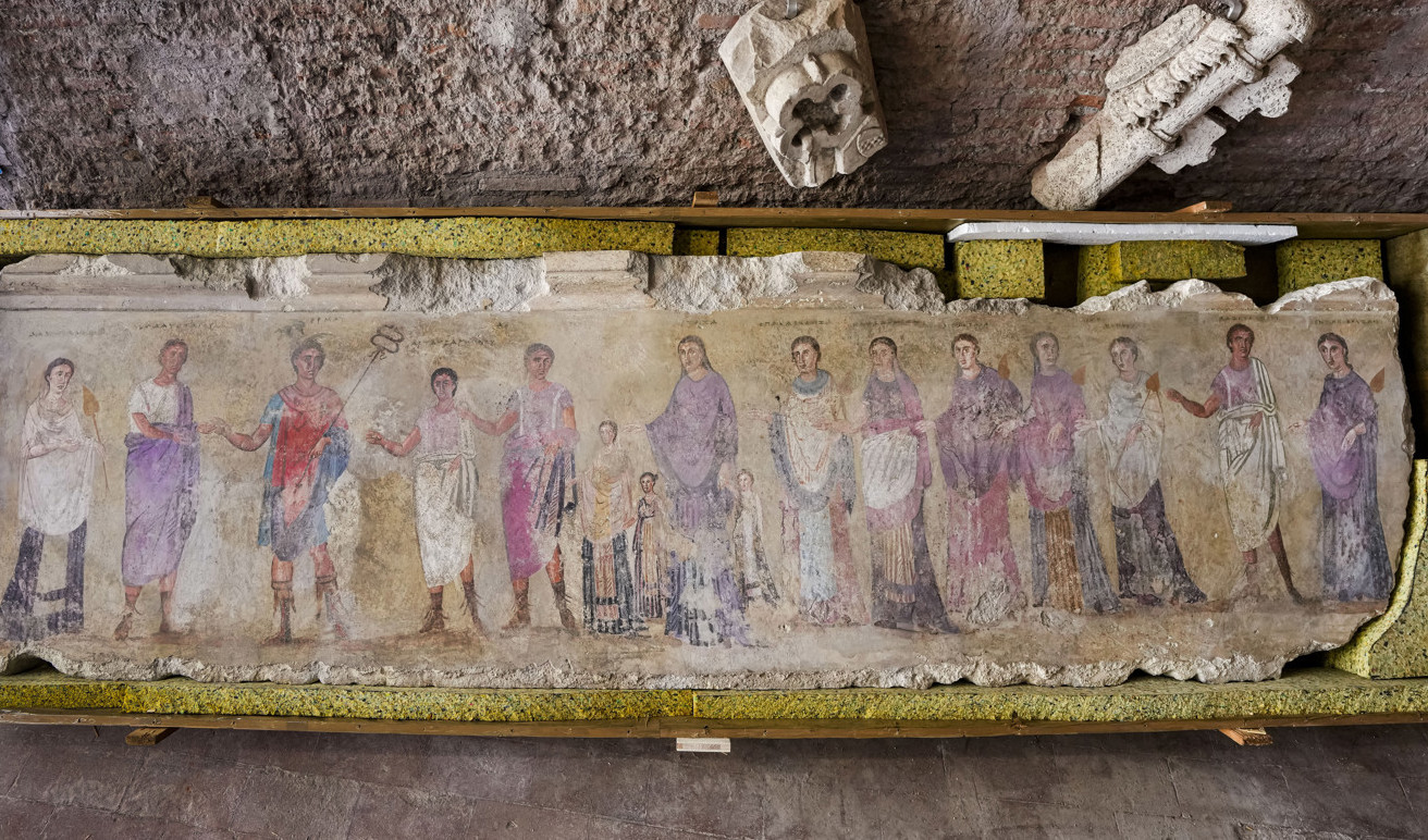 En odaterad bit av en väggmålning som föreställer gudar och kvinnliga figurer var ett av de 750 arkeologiska fynden från hemliga utgrävningar på italienskt territorium som visades upp under en presskonferens i Rom på onsdagen. Foto: Domenico Stinellis/AP