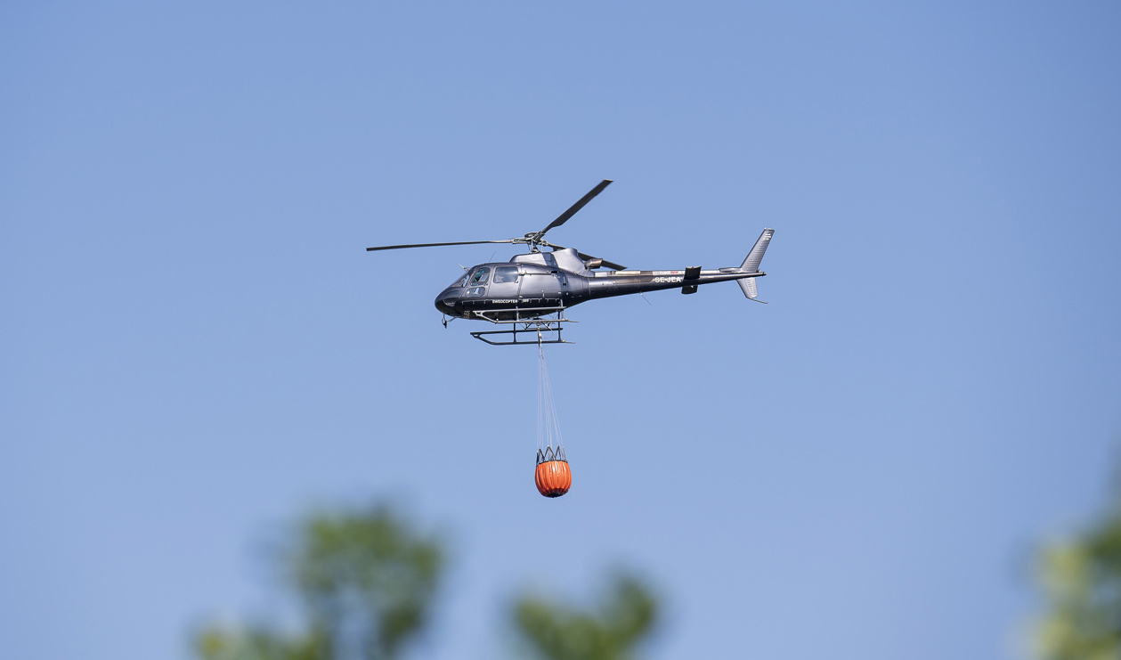 Två helikoptrar vattenbombar branden. Arkivbild. Foto: Suvad Mrkonjic/TT