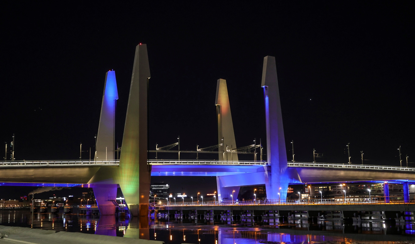 När Hisingsbron över Göta älv i Göteborg i mars fastnade i öppet läge i samband med en broöppning hoppade ett hundratal personer över öppningen på omkring en meter. Arkivbild. Foto: Adam Ihse/TT