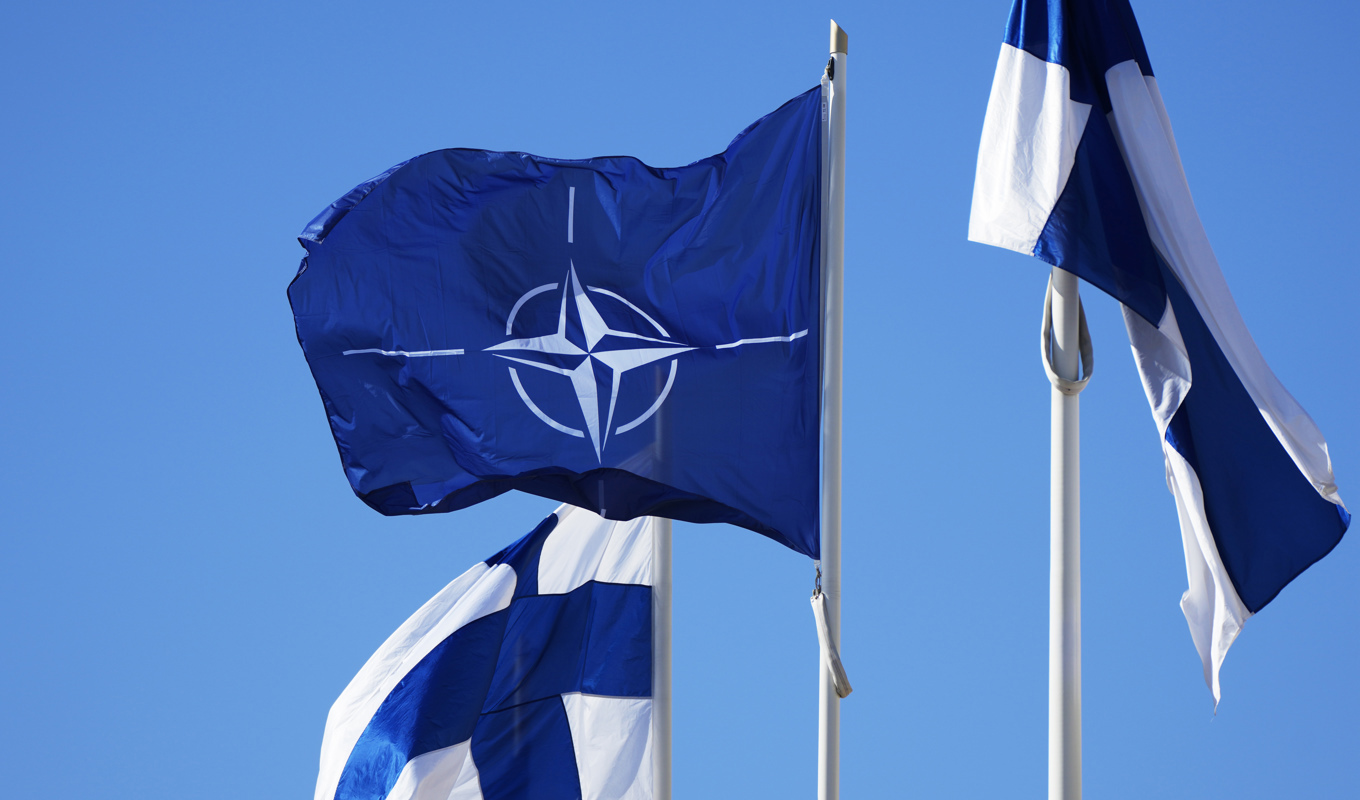 I april hissades Finlands flagga utanför Natohögkvarteret. Arkivbild. Foto: Sergei Grits/AP