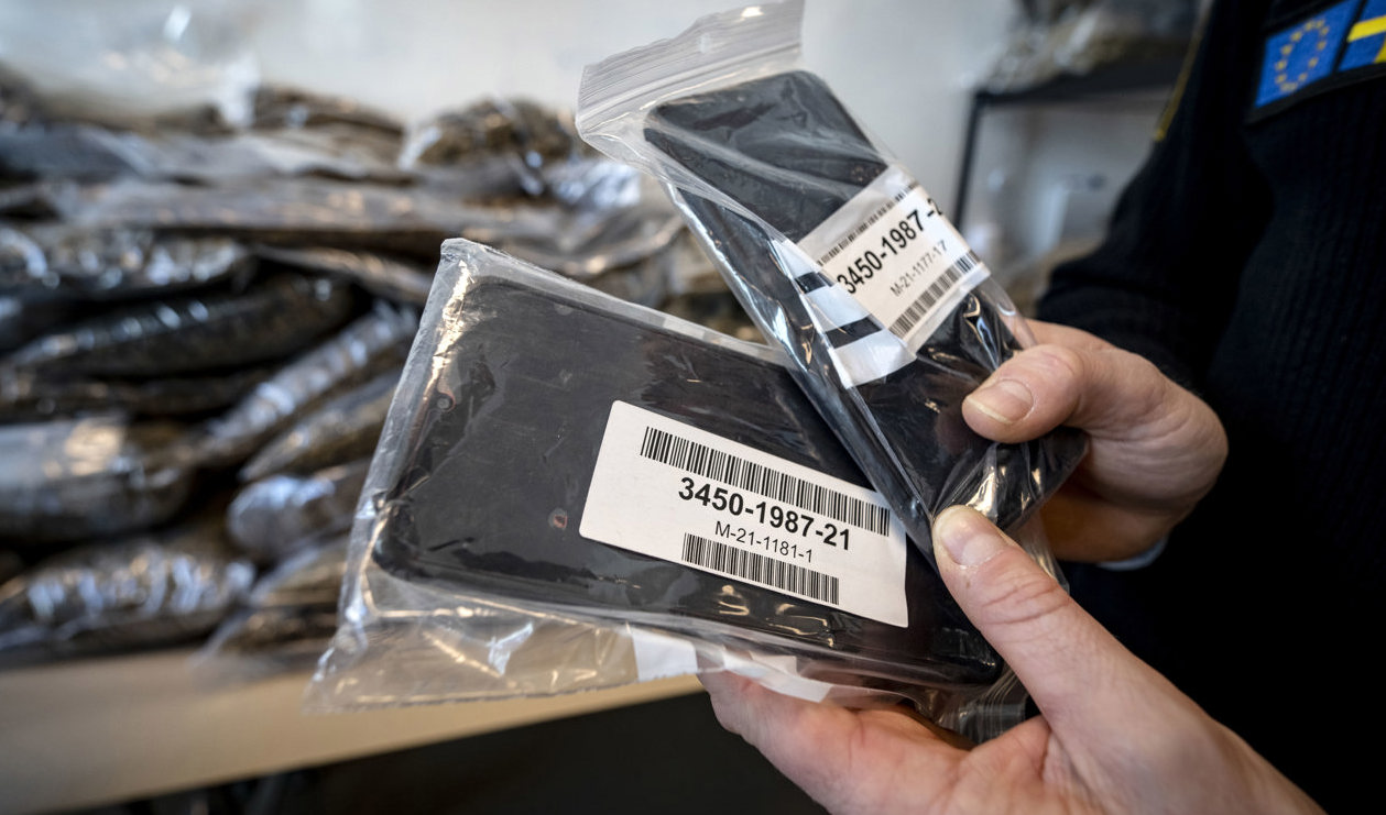 Två beslagtagna Anom-telefoner. Foto: Johan Nilsson/TT