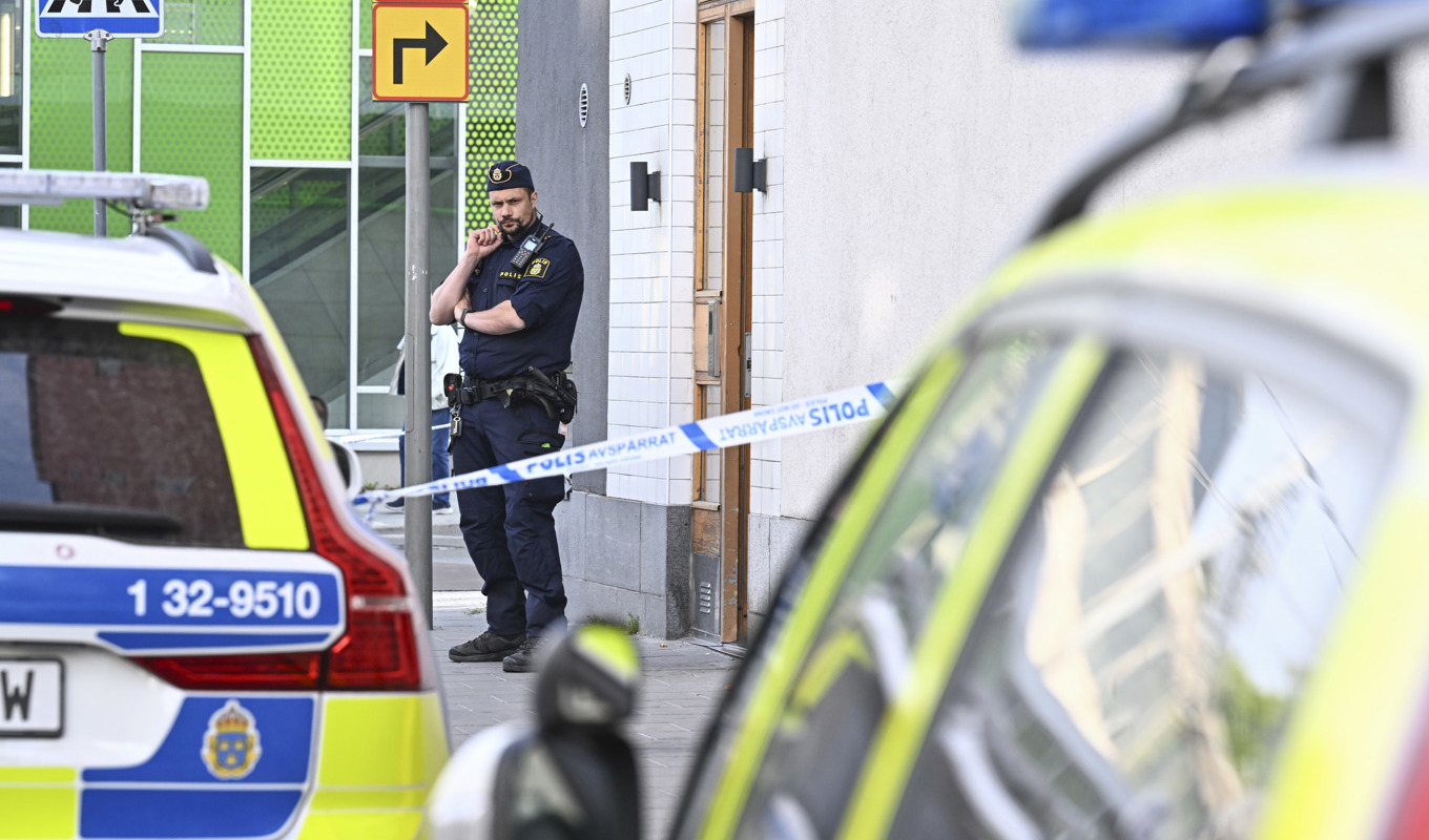 Polisen utreder ett knivmord i närheten av Älvsjö station. Foto: Jonas Ekströmer/TT