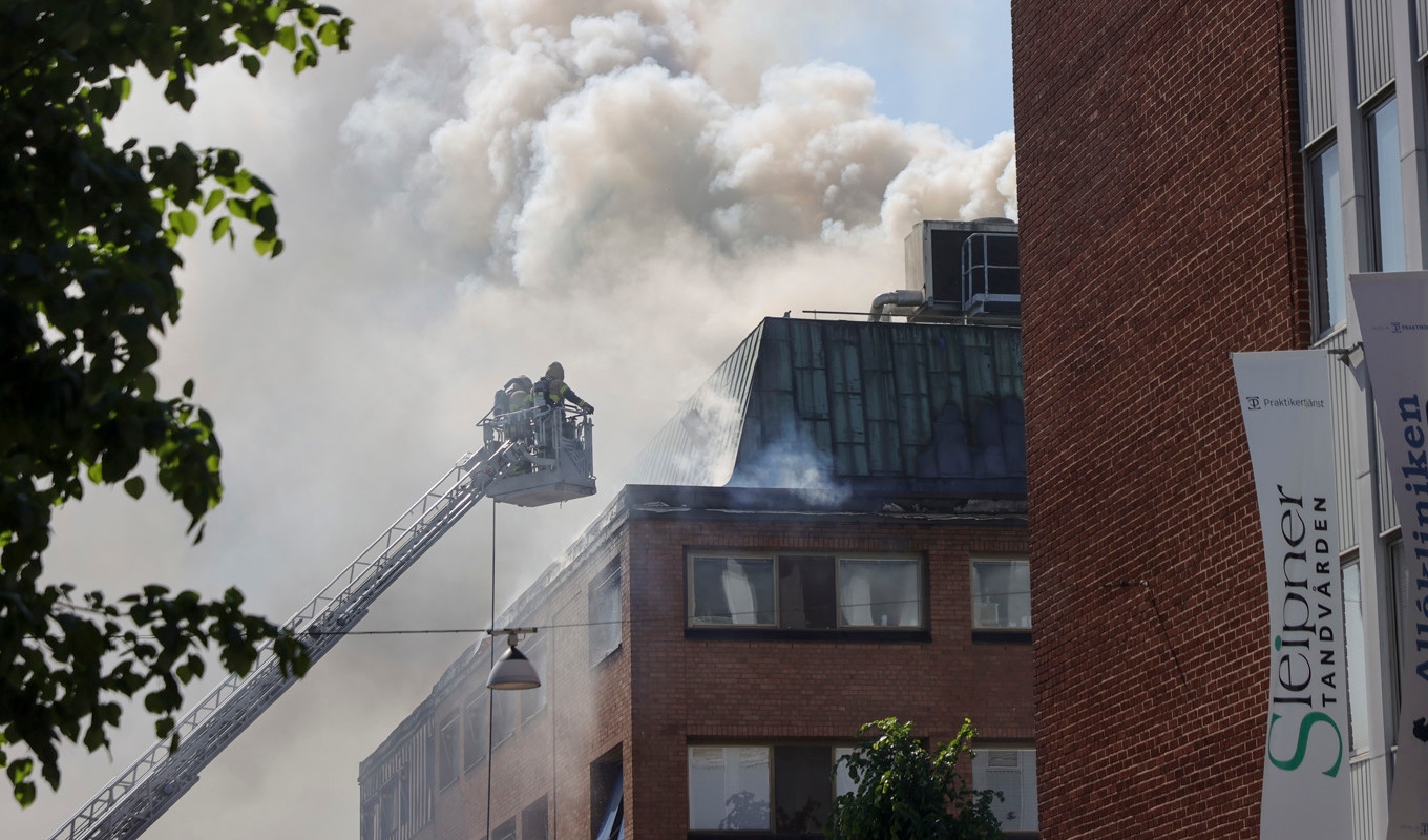 En kraftig brand har brutit ut vid Stora torget centrala Borås. Foto: Adam Ihse/TT