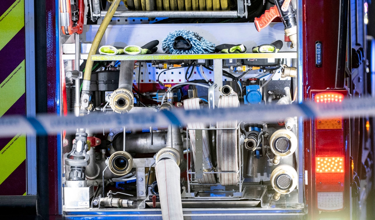 Personal från tre brandstationer har deltagit i släckningsarbetet, som kommer att fortsätta under natten. Arkivbild. Foto: Johan Nilsson/TT