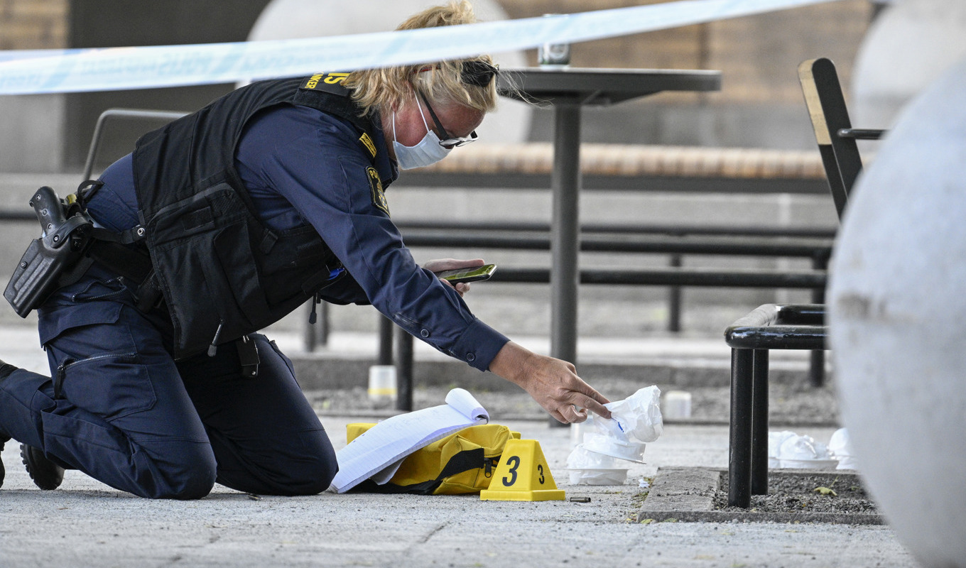 Polis och avspärrningar efter att fyra personer skjutits i Farsta i södra Stockholm på lördagen. Foto: Anders Wiklund/TT