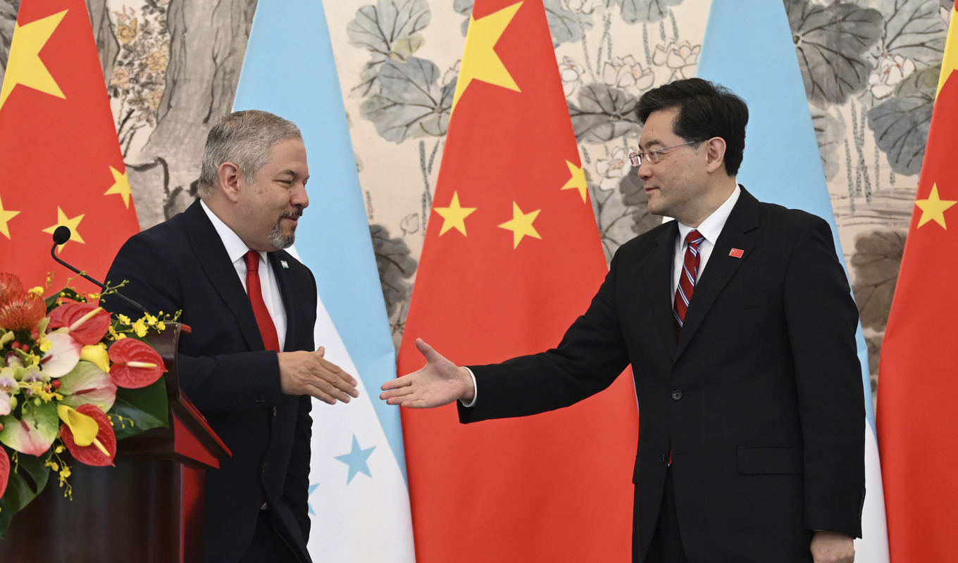 Honduras och Kinas utrikesministrar på en bild från i mars, då länderna knöt diplomatiska band. Arkivbild. Foto: Greg Baker/AP/TT