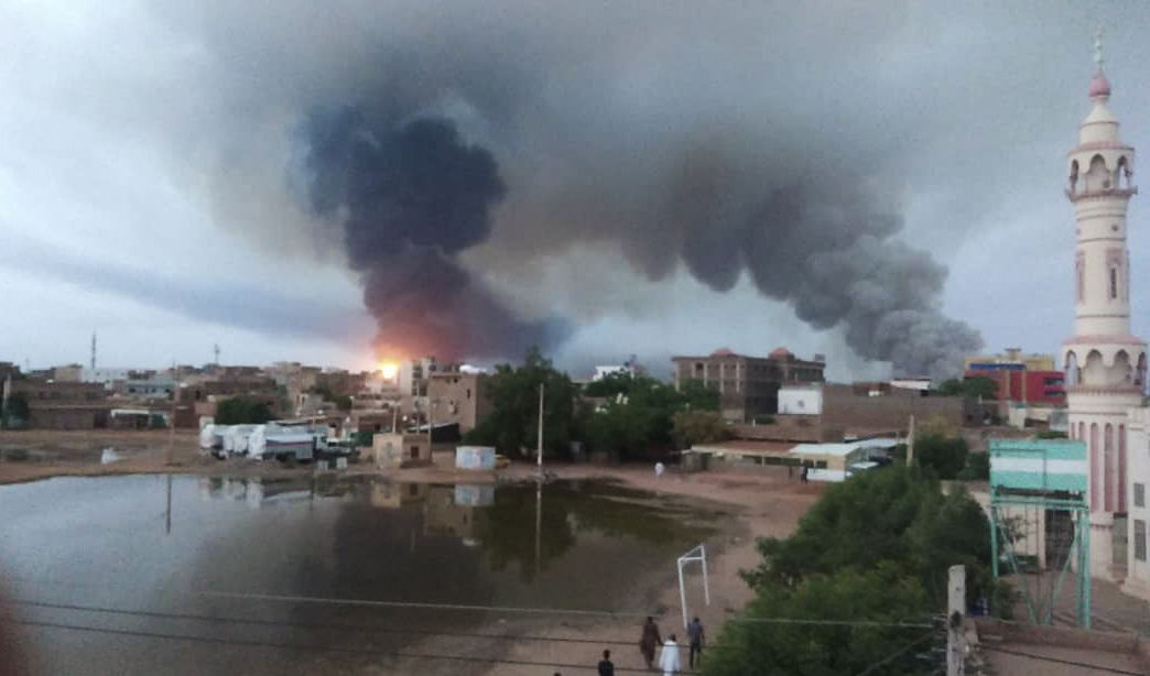 Rök över Khartoum tidigare i veckan, före det senaste eldupphöret. Arkivbild. Foto: AP/TT